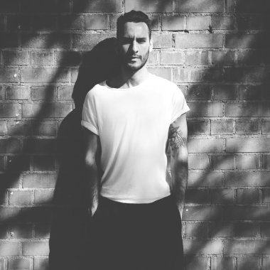 Sakallı adam dövme ile