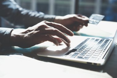 Dizüstü bilgisayarla çalışan tasarımcı