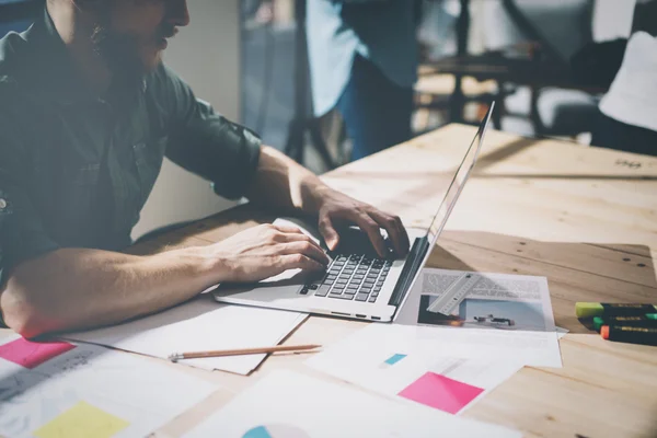 Bebaarde man aan het werk — Stockfoto