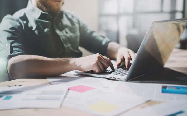 Bärtiger Designer bei der Arbeit — Stockfoto