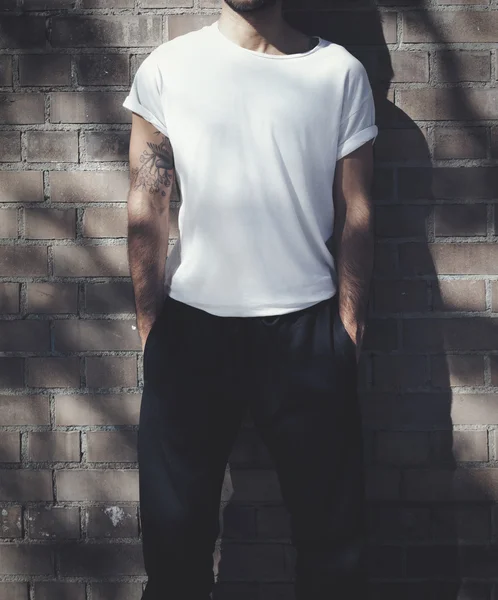 Homme avec tatouage portant t-shirt blanc — Photo