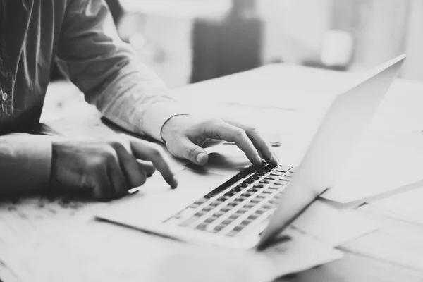 Geschäftsmann arbeitet mit Laptop — Stockfoto