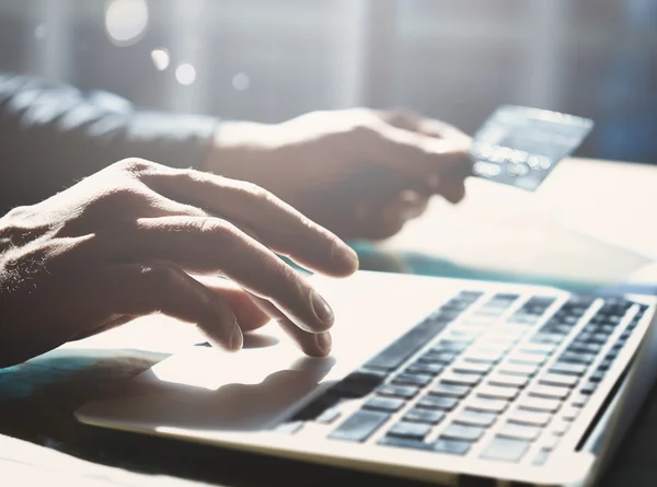 Man werkt met laptop — Stockfoto