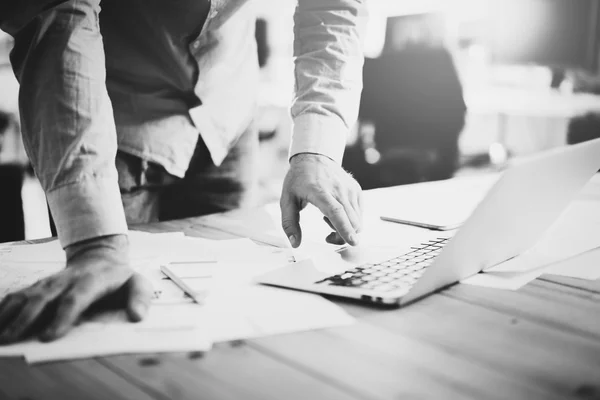 Businessman working with laptop — Stock Photo, Image