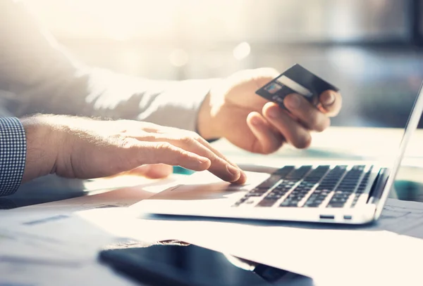 Geschäftsmann arbeitet mit Laptop — Stockfoto