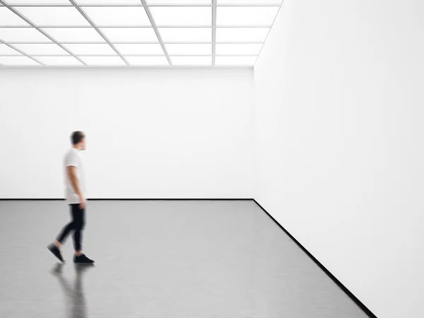 Jonge man in moderne galerie — Stockfoto