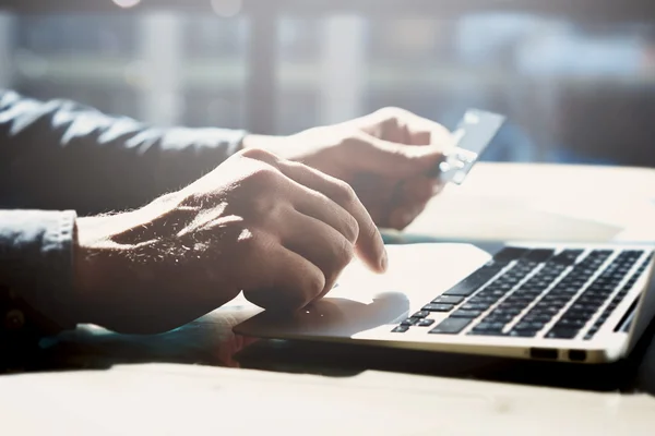 Uomo d'affari che lavora con il computer portatile — Foto Stock