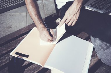 Closeup fotoğraf öğrenci ders kitabı mesajı yazma. Üniversitede okumak, proje çalışmak, sınavlara hazırlık. Boş kitap, defter bankı. Yatay, film efekti