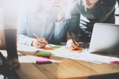 Takım toplantısı, ortaklık. Yeni başlangıç proje Office ile çalışan fotoğraf genç iş yöneticilerinin. Belge, planları analiz. Genel tasarım defter ahşap masa, kağıtları, belgeler üzerinde. Yatay, bulanık