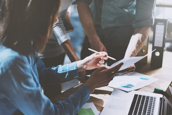 Team job succes. Foto Young business managers werken met nieuwe startup project in Office. Document, plannen analyseren. Generieke ontwerp notebook op houten tafel, papieren, documenten. Horizontaal, wazig — Stockfoto