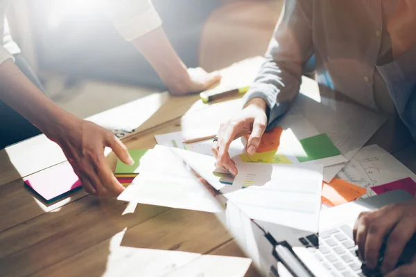 Partenariat d'équipe. Photo jeunes chefs d'entreprise travaillant avec le nouveau projet de démarrage dans le bureau. Analyser le document, les plans. Carnet de design générique sur table, papiers, documents en bois. Horizontal, flou — Photo