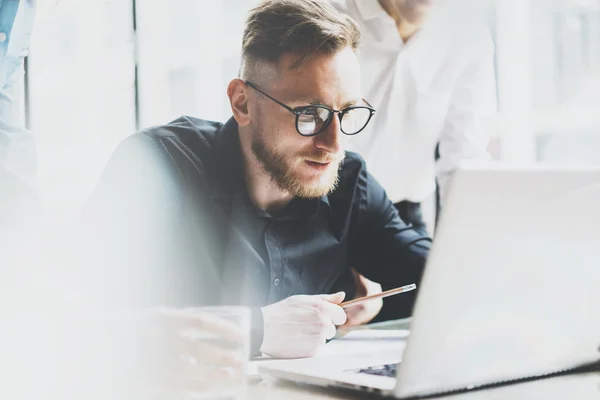 Foto joven y talente gerente de finanzas trabajando con el nuevo proyecto. Trabajo en equipo. Analice los planes de negocio en el portátil. Fondo borroso, efecto de película, horizontal —  Fotos de Stock