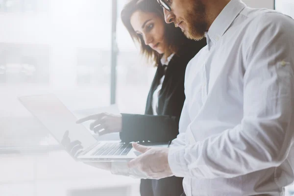 Processo di lavoro di squadra. Foto giovani professionisti equipaggio che lavorano con il nuovo progetto di startup. Riunione dei responsabili di progetto. Analizzare business plan laptop. Sfondo sfocato, effetto film — Foto Stock