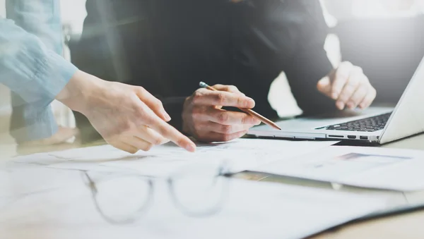 Nahaufnahme poto junge Mitarbeiter Crew bei der Arbeit mit neuen Start-up-Projekt in modernen Loft. Bleistift in der Hand, Laptop, Pläne analysieren. horizontal breit, Filmeffekt, unscharfer Hintergrund — Stockfoto