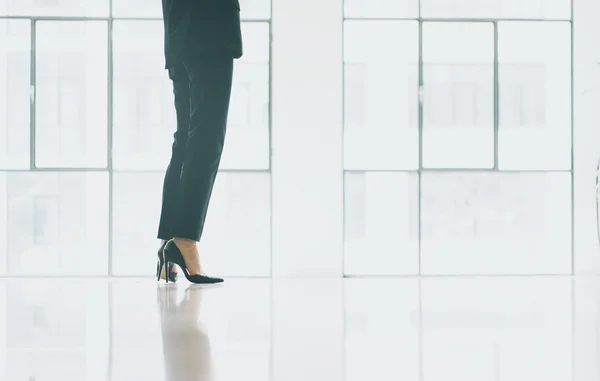 Primeros planos mujer de negocios con traje moderno. Oficina de loft de espacio abierto. Fondo de ventanas panorámicas. Maqueta horizontal. . —  Fotos de Stock