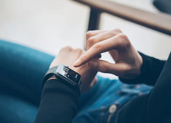 Närbild foto av kvinnlig hand röra skärm generisk design Smart Watch. Film effekter, suddig bakgrund. Horisontella — Stockfoto