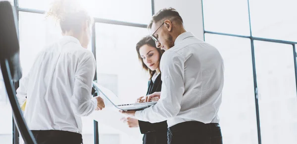 Processo di lavoro del team aziendale. Foto equipaggio professionista che lavora con il nuovo progetto di startup. Riunione dei responsabili di progetto. Analizzare business plan laptop. Sfondo sfocato, effetto film. Ampia — Foto Stock