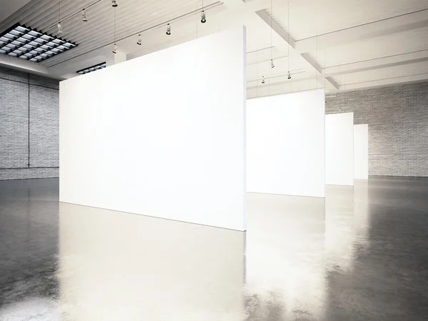 Fotókiállítás modern Galéria, nyitott tér. Üres fehér vászon üres, kortárs ipari hely. Egyszerűen belső loft stílusú beton padló, tégla falak. Üzleti adatok helye. 3D-leképezés — Stock Fotó