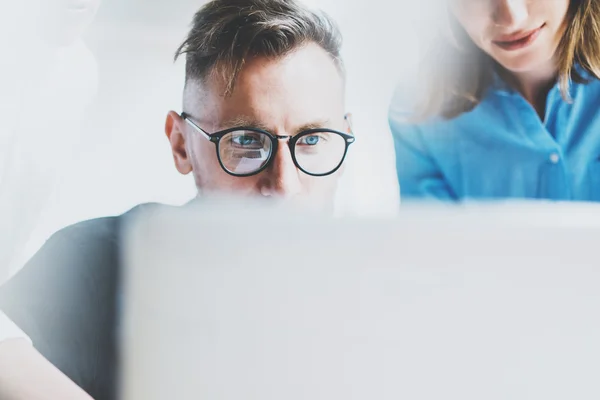 Photo young account manager working with colleagues new project. Team job. Analyze plans on laptop. Blurred background, film effect, horizontal