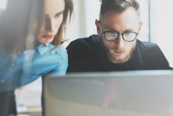 Foto jovem e talentosa equipe de colegas de trabalho trabalhando com novo projeto. Trabalho em equipa. Analise planos no computador portátil. Fundo desfocado, efeito filme, horizontal — Fotografia de Stock