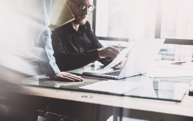 Takım çalışması süreci. Fotoğraf genç iş ekibi yeni başlangıç projesi dizüstü bilgisayar ile çalışıyor. Proje yöneticileri toplantısı. Planları, belgeleri, belgeleri analiz et. Bulanık arka plan, film efekti, yatay