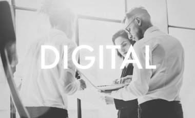 İş ekibi çalışma süreci. Fotoğraf profesyonel mürettebat yeni başlangıç projesi ile çalışıyor. Proje yöneticileri toplantısı. İş planlarını dizüstü bilgisayar analiz edin. Dijital dünya. Bulanık arka plan, film efekti. Yatay