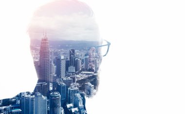 Şık sakallı avukat moda takım elbise giyen ve şehir görünümlü Fotoğraf. Çift pozlama, panoramik görünüm çağdaş megalopolis arka plan. İş mesajınız için alan. İzole beyaz. Yatay