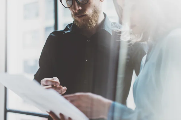 Business teamwerk proces moderne kantoor. Photo Professional crew werkt met een nieuw Startup project. Project managers Meeting. Plannen analyseren. Coworking wereld. Onscherpe achtergrond, filmeffect. Horizontale — Stockfoto