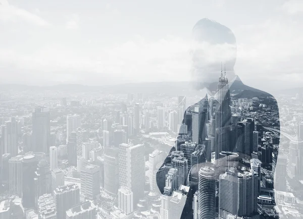 Foto de homem de negócios adulto elegante vestindo terno da moda. Dupla exposição, vista panorâmica de fundo da cidade contemporânea. Horizontal — Fotografia de Stock