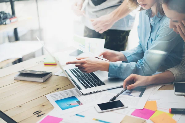 Kreativ-Team Coworking-Projekt.Foto-Business-Manager arbeiten mit neuen Start-up in modernen loft.analyze Berichte, Pläne. Notizbuch auf Holztisch, Papiere, Dokumente, Statistiken. horizontal, verschwommen — Stockfoto