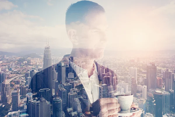 Foto de un hombre de negocios adulto elegante con traje de moda y café taza de celebración. Doble exposición, vista panorámica al atardecer de la ciudad contemporánea. Horizontal —  Fotos de Stock