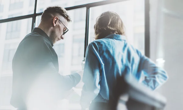 Coworking im Team. Foto junge Business-Crew arbeitet mit neuen Start-up-Projekt. Projektmanager treffen sich in Fensternähe. verschwommener Hintergrund, Filmeffekt. horizontal — Stockfoto