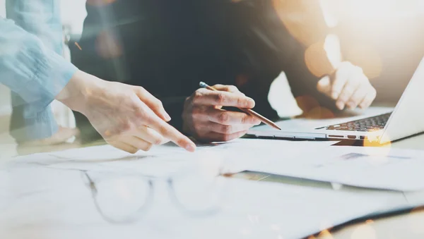 Nahaufnahme poto junge Mitarbeiter Crew bei der Arbeit mit neuen Start-up-Projekt in modernen Loft. Bleistift in der Hand, Laptop, Pläne analysieren. horizontal breit, Filmeffekt, unscharfer Hintergrund — Stockfoto