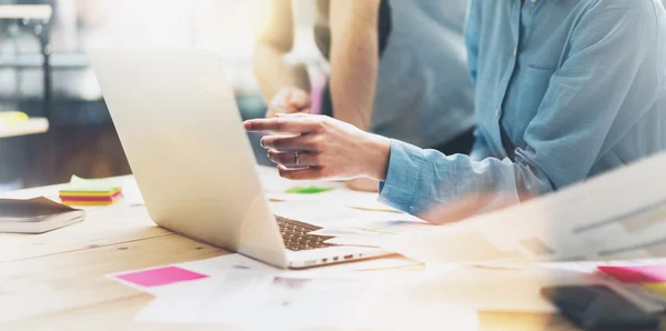 Foto-Marketing analysiert Team-Meeting. Jungunternehmer-Crew arbeitet mit neuem Startup-Projekt im Studio. modernes Notizbuch auf Holztisch. breiter, filmischer Effekt — Stockfoto