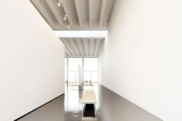 Photo εκθεσιακός χώρος μοντέρνα γκαλερί. Τεράστιος λευκός κενός καμβάς που κρέμεται Μουσείο σύγχρονης τέχνης. Εσωτερικό πατάρι στυλ με τσιμεντένιο δάπεδο, προβολέα, γενικό ντιζάιν έπιπλα και κτίριο. απόδοση 3D — Φωτογραφία Αρχείου
