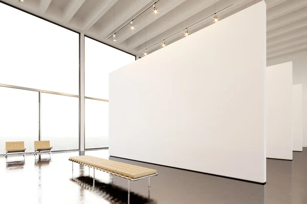 Φωτογραφία έκθεση μοντέρνα γκαλερί, ανοιχτό χώρο. Τεράστιος λευκός κενός καμβάς που κρέμεται Μουσείο σύγχρονης τέχνης. Εσωτερικό πατάρι στυλ με τσιμεντένιο δάπεδο, προβολέα, γενικό ντιζάιν έπιπλα και κτίριο. απόδοση 3D — Φωτογραφία Αρχείου