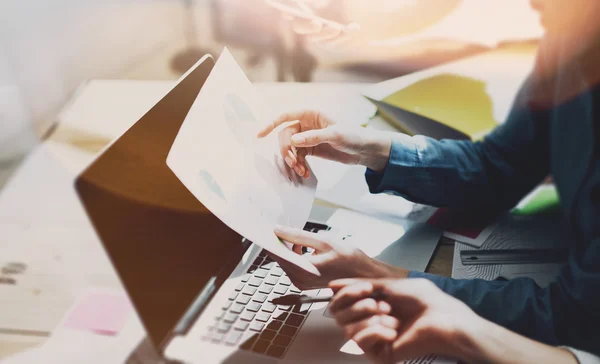 Team brainstorming process. Photo young business crew working with new startup project.Notebook on wood table. Idea presentation, analyze marketing plans. Blurred background, film effect. — Stock Photo, Image