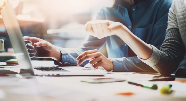 Zeit für Geschäftstreffen. Foto junge Account Manager Crew arbeitet mit neuen Start-up-Projekt. Notizbuch auf Holztisch. Ideenpräsentation, Pläne analysieren. breiter, filmischer Effekt — Stockfoto