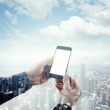 Modern smartphone elele çift pozlama fotoğraf iş adamı. Panoramik çağdaş şehir ve bulutlar arka plan. Beyaz boş ekran iş bilgilerinizi için hazır. Kare mockup.