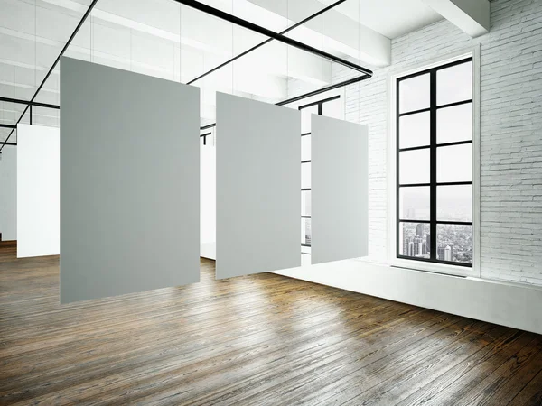 Museu de exposição interior no edifício moderno.Open espaço studio.Empty lona branca hanging.Wood chão, paredes de tijolos, janelas panorâmicas.Blank frames ready for bussiness information.Horizontal. ocultar mais detalhes Renderização 3d — Fotografia de Stock