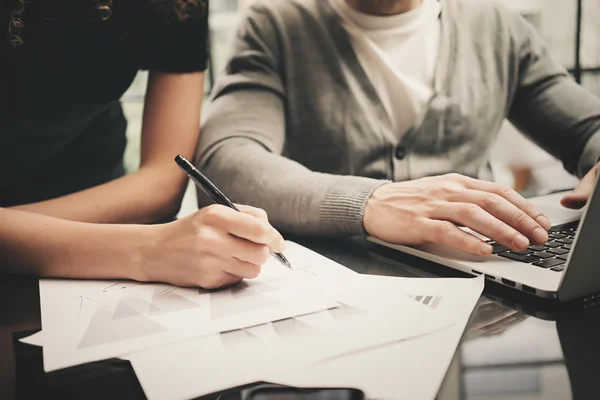 Situazione economica, firma contratti. Primo piano photo finance manager che lavora ufficio moderno con nuovo progetto di business. Usando laptop, idea di avvio, lavoro di squadra. Orizzontale. Sfondo sfocato, effetto film — Foto Stock