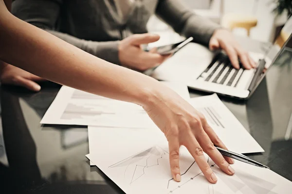 Situação de negócios, trabalho em equipe, brainstorming. Foto feminina mão segurando caneta. Homem usando smartphone e laptop moderno. Escritório de processo de trabalho. Inicialização de discussão. Horizontal.Blurred, efeito de filme — Fotografia de Stock