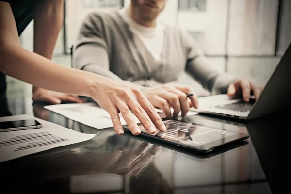 Finanzabteilung arbeiten.Foto Frau zeigt Geschäftsberichte modernes Tablet. Bankchef hält Stift für Signaturen Dokumente, Diskussion Start-up idea.horizontal. Filmeffekt — Stockfoto