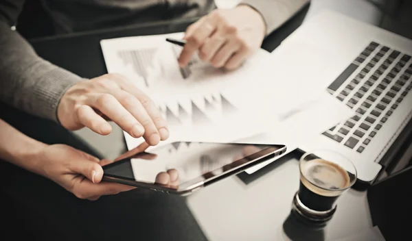 Werkproces van de onderzoeksafdeling. Foto vrouw toont zakelijke rapporten moderne Tablet. Bankier houden pen voor tekenen documenten en aanraken scherm, discussie startup idee. Horizontale. Film effect — Stockfoto