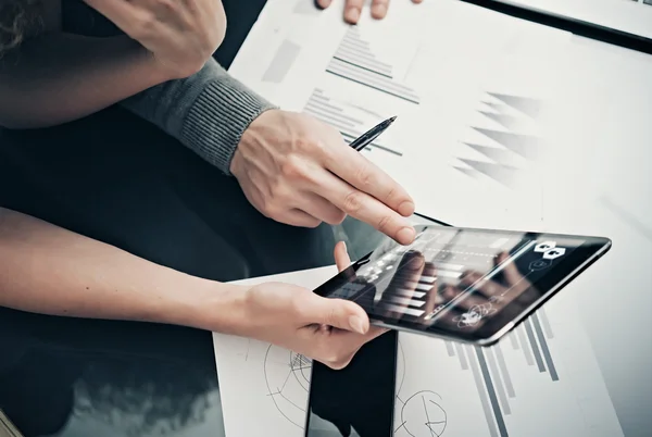 Departamento de investigación de trabajo process.Close foto mujer mostrando informes de negocios tableta moderna. Estadísticas gráficas screen.Banker celebración de pluma para los documentos signos, idea de inicio de discusión.Efecto de la película —  Fotos de Stock