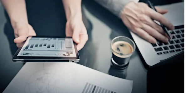 Situação de negócios, reunião de gerentes de marketing.Foto mulher mostrando relatórios de mercado tablet moderno. Um homem a usar caderno. Escritório de processo de trabalho, inicialização de discussão. Ampla. Efeito filme — Fotografia de Stock