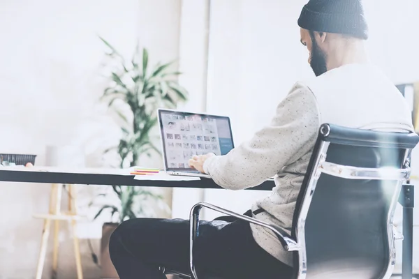 Photo bearded product manager working with new project modern loft studio.Using contemprary notebook wood table.Varias images on the screen.Freelance world.Blurred background,film effect,horizontal — Stock Photo, Image