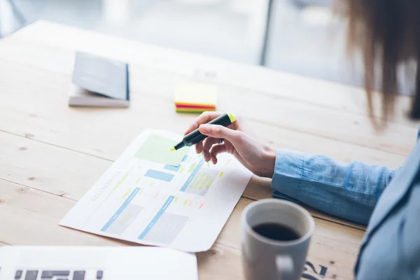 Processus de travail bureau moderne. Table de travail en bois jeune spécialiste du marketing avec démarrage d'une nouvelle entreprise. La fille vérifie les rapports de vente. Horizontal. Effet film. Fond flou — Photo