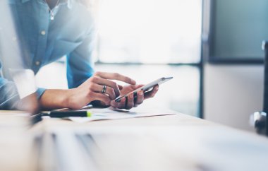 İş süreci fotoğraf. Cep telefonu kullaranarak hesap yöneticisi. Çağdaş smartphone ekran yazarak. Yatay. Film etkisi. Arka plan bulanık