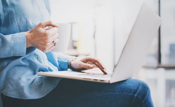 Foto jovem empresária trabalhando com novo projeto de startup no escritório. Notebook moderno de mãos dadas, xícara de café. Horizontal, turva — Fotografia de Stock